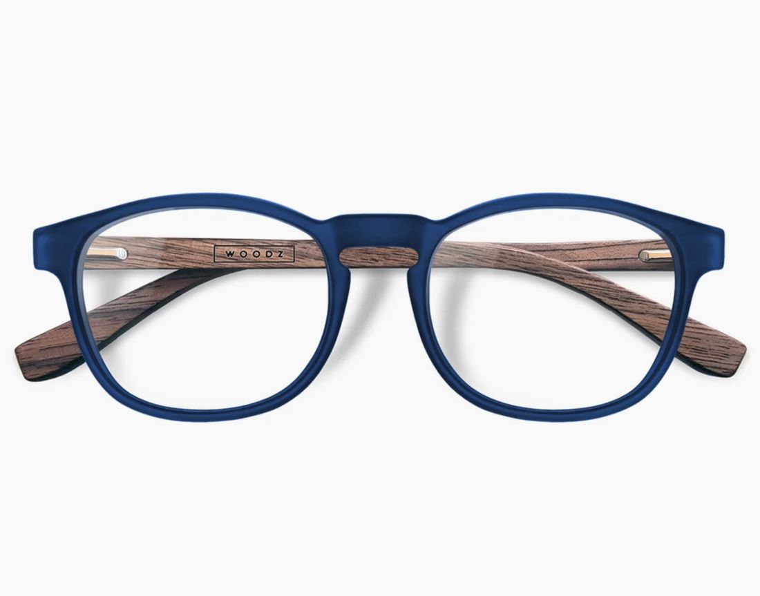 Foto de catálogo do óculos azul com hastes de madeira em fundo branco